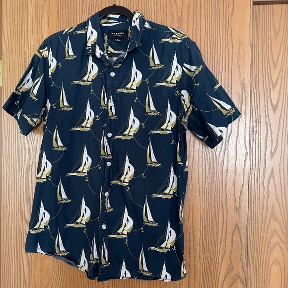 PACSUN NAVY SAILBOATS SHORT SLEEVE BUTTON UP DOWN SHIRT SIZE M NAUTICAL - Picture 1 of 5